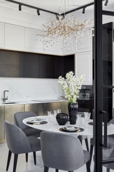 Фото интерьера кухни квартиры в стиле неоклассика