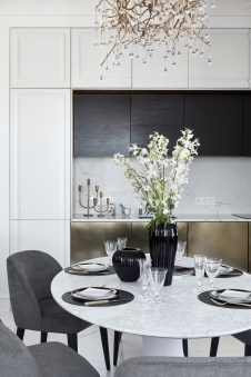 Фото интерьера кухни квартиры в стиле неоклассика