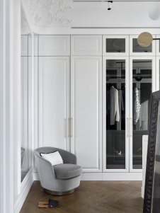 Фото интерьера гардеробной квартиры в стиле неоклассика