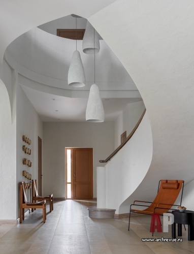 Фото интерьера лестничного холла дома в средиземноморском стиле Фото интерьера входной зоны дома в средиземноморском стиле