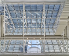 Фото интерьера выставочного зала музея современного искусства в стиле минимализм 