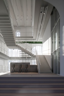 Фото интерьера лестницы музея современного искусства в стиле минимализм 