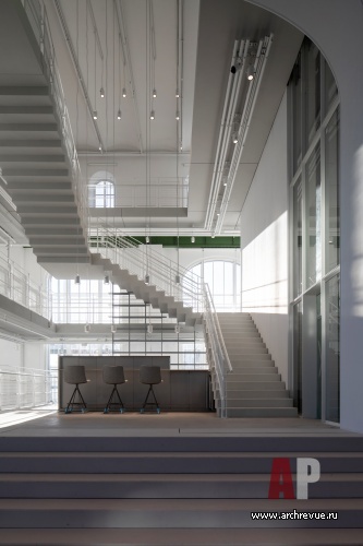 Фото интерьера лестницы музея современного искусства в стиле минимализм 