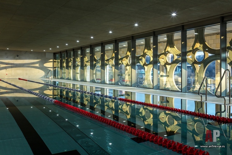 Фото интерьера бассейна спортивного комплекса в стиле неоклассика