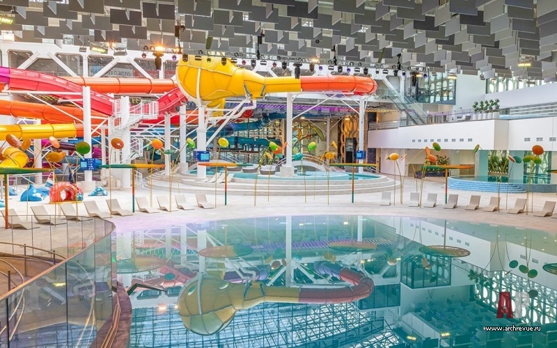 Фото интерьера бассейна спортивного комплекса в стиле неоклассика