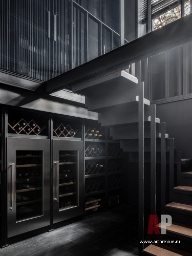 Фото интерьера винотеки дома в стиле фьюжн 
