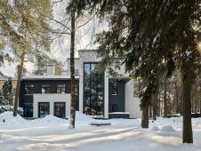 Фото фасада дома в стиле фьюжн 