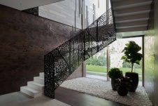 Фото интерьера лестничного холла дома в стиле минимализм 