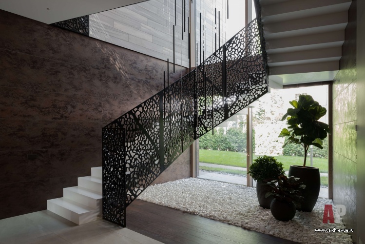Фото интерьера лестничного холла дома в стиле минимализм 