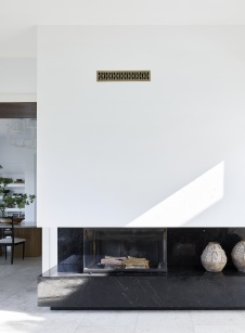 Фото интерьера каминной дома в средиземноморском стиле 