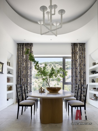 Фото интерьера столовой дома в средиземноморском стиле 