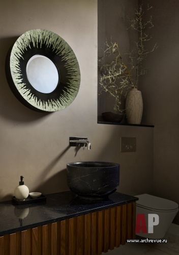 Фото интерьера гостевого санузла дома в средиземноморском стиле