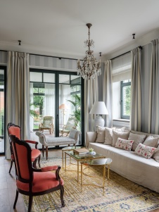 Фото интерьера гостиной дома в стиле неоклассика 