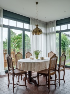 Фото интерьера террасы дома в стиле неоклассика