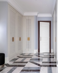 Фото интерьера гардеробной пентхауса в американском стиле 