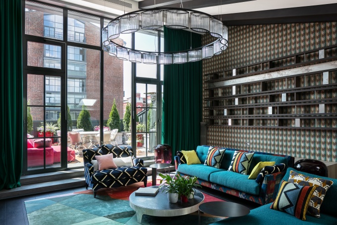 Зрелищный интерьер апартаментов с яркими цветами и контрастом фактур 