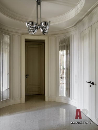 Фото интерьера входной зоны квартиры в стиле неоклассика
