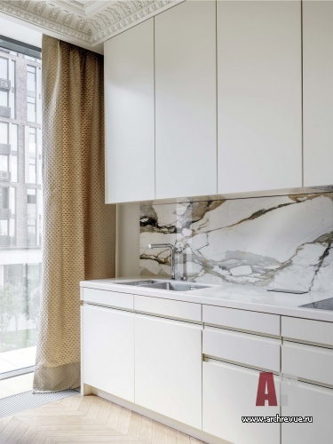 Фото интерьера кухни квартиры в стиле неоклассика