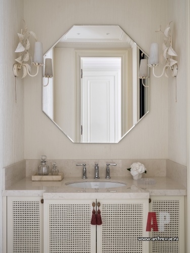 Фото интерьера гостевого санузла квартиры в стиле неоклассика