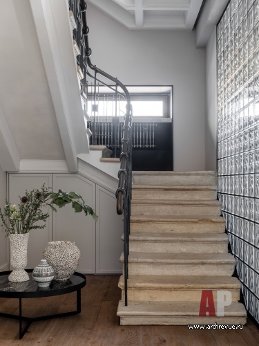 Фото интерьера лестничного холла пентхауса в стиле лофт