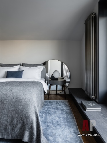 Фото интерьера спальни пентхауса в стиле лофт