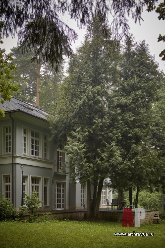 Фото фасада дома в стиле неоклассика