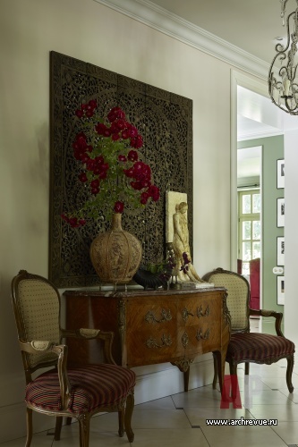 Фото интерьера входной зоны дома в стиле неоклассика