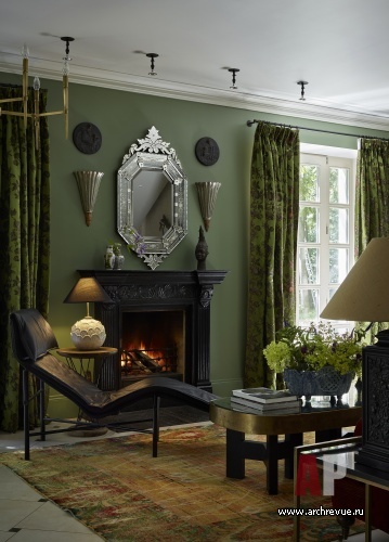 Фото интерьера каминной дома в стиле неоклассика