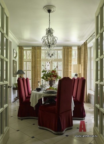 Фото интерьера столовой дома в стиле неоклассика