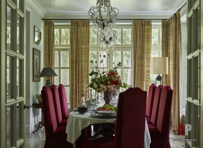 Фото интерьера столовой дома в стиле неоклассика