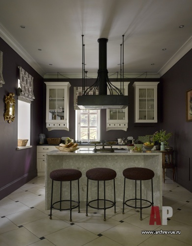 Фото интерьера кухни дома в стиле неоклассика