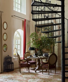 Фото лестницы дома в стиле неоклассика