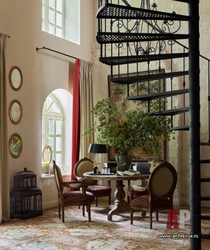 Фото лестницы дома в стиле неоклассика