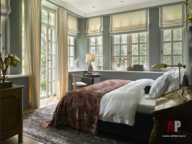 Фото интерьера спальни дома в стиле неоклассика