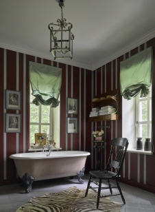 Фото интерьера ванной дома в стиле неоклассика