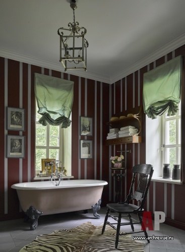 Фото интерьера ванной дома в стиле неоклассика