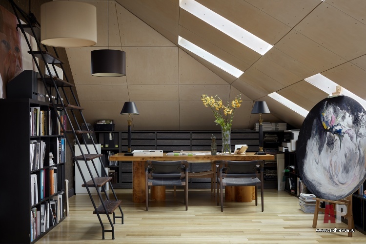 Фото интерьера мансарды - кабинета дома в стиле неоклассика