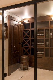 Фото интерьера винотеки дома в стиле Прованс