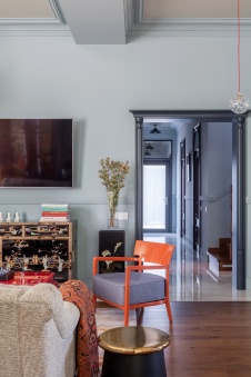 Фото интерьера гостиной дома в стиле фьюжн