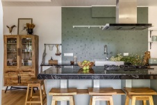 Фото интерьера кухни дома в стиле фьюжн