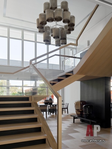 Фото интерьера лестничного холла дома в стиле минимализм