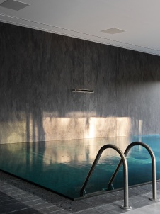 Фото интерьера бассейна дома в стиле минимализм 