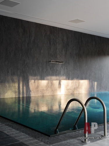 Фото интерьера бассейна дома в стиле минимализм 