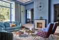 Необычный интерьер большого семейного дома с сине-голубой палитрой 