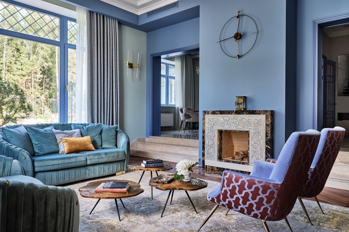 Необычный интерьер большого семейного дома с сине-голубой палитрой 