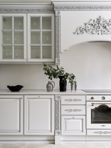 Фото интерьера кухни дома в стиле неоклассика 