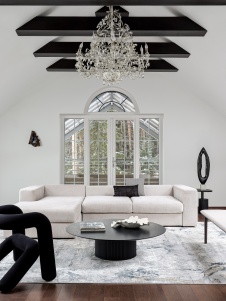 Фото интерьера мансарды дома в стиле неоклассика 