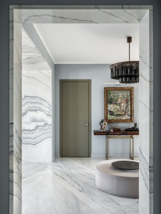 Фото интерьера входной зоны пентхауса в стиле фьюжн