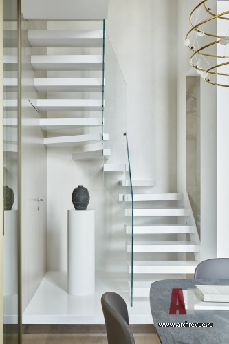 Фото лестницы пентхауса в стиле минимализм