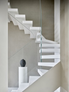 Фото лестницы пентхауса в стиле минимализм